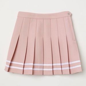 H&M pale pink pleated tennis skirt with white trim, zip and button